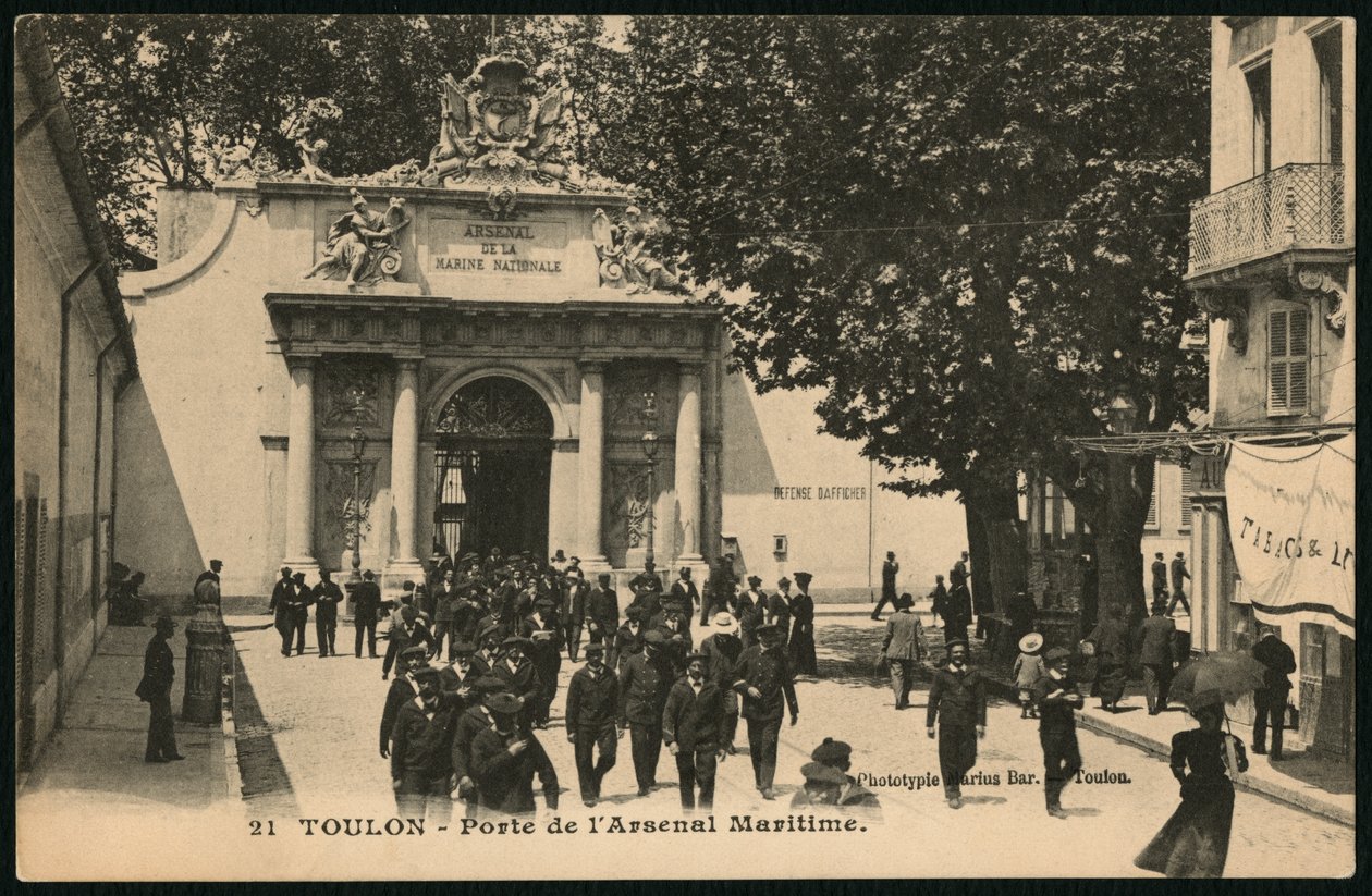 Pohlednice zobrazující bránu námořního arzenálu, Toulon, kolem roku 1900 (fotolitho) od French Photographer