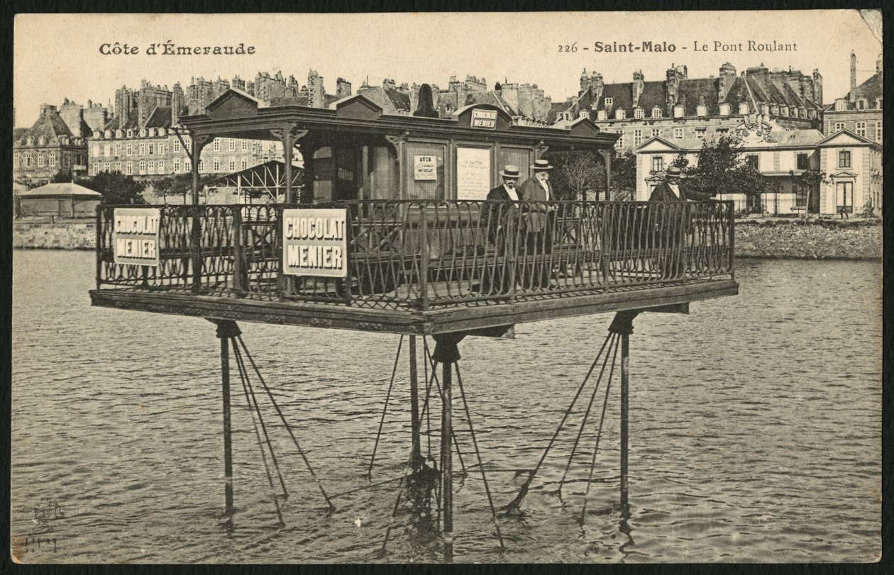 Pohlednice zachycující pohyblivý most při přílivu v Saint-Malo, kolem roku 1900 (fotolitografie) od French Photographer