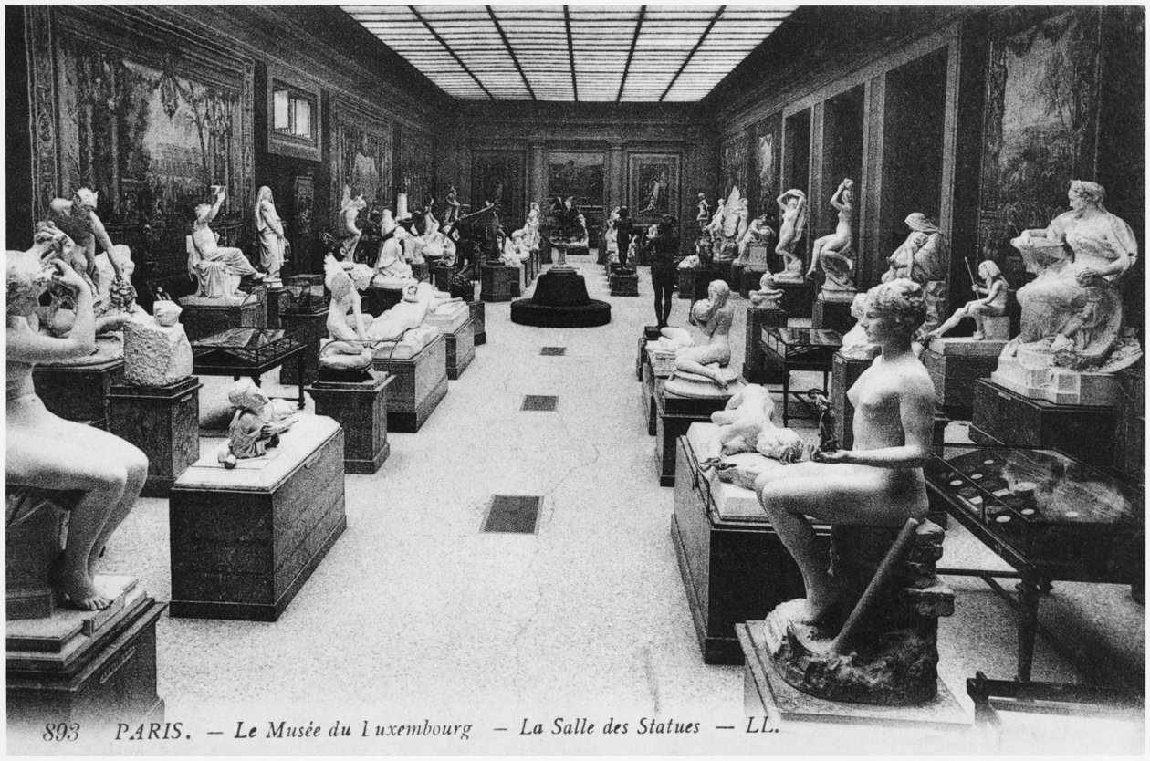 Pohlednice zobrazující místnost soch v Musée du Luxembourg, Paříž, c.1910 od French Photographer