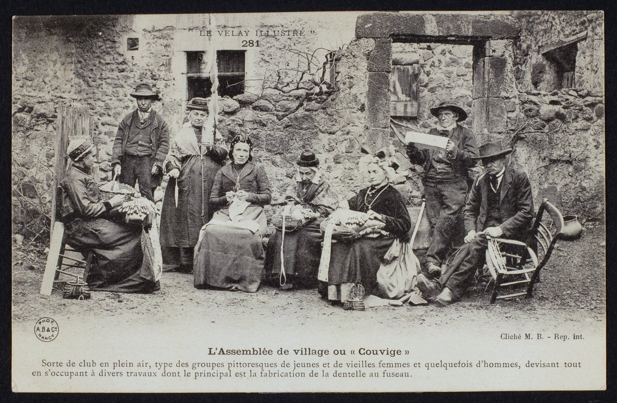 Pohlednice zobrazující setkání vesničanů nebo Couvige, Le Puy-en-Velay, kolem roku 1900 od French Photographer