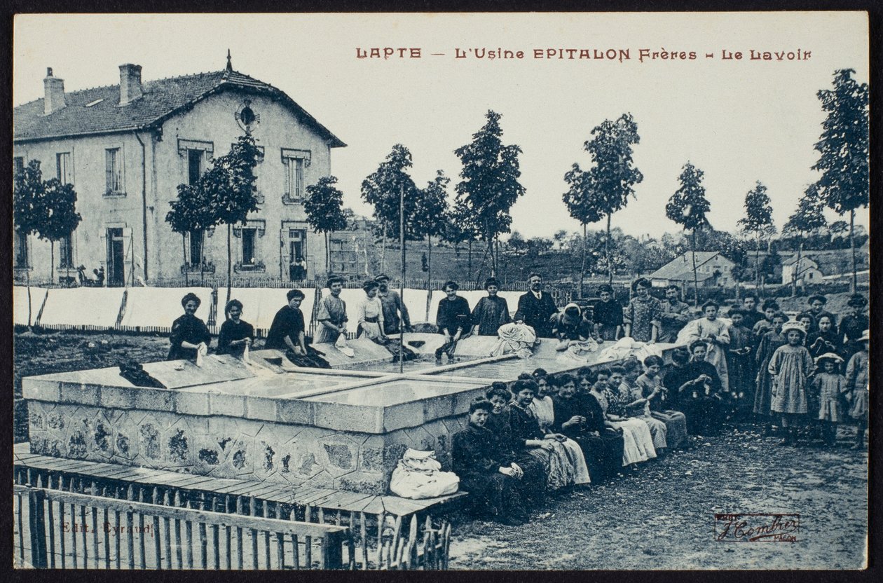 Pohlednice zachycující umývárnu továrny Epitalon Freres v Lapte, Haute-Loire, cca 1900 od French Photographer