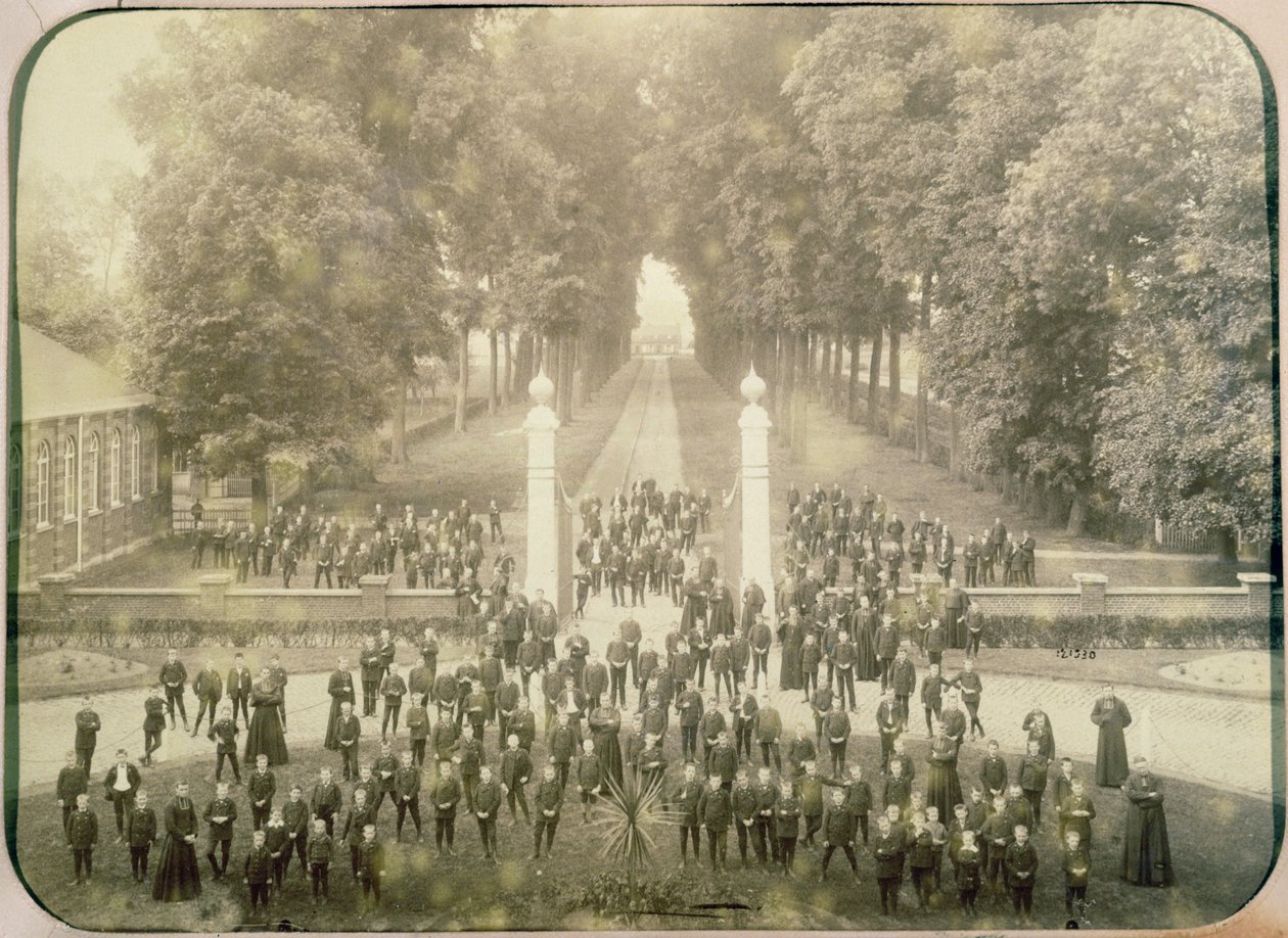 Žáci a zaměstnanci Institution Libre de Marcq en Baroeuil, 1890-1 od French Photographer
