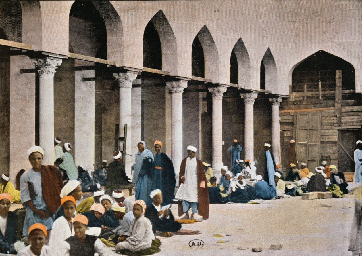 Žáci přijímající výuku na nádvoří mešity Al-Azhar v Káhiře, kolem roku 1900 (barevné foto) od French Photographer