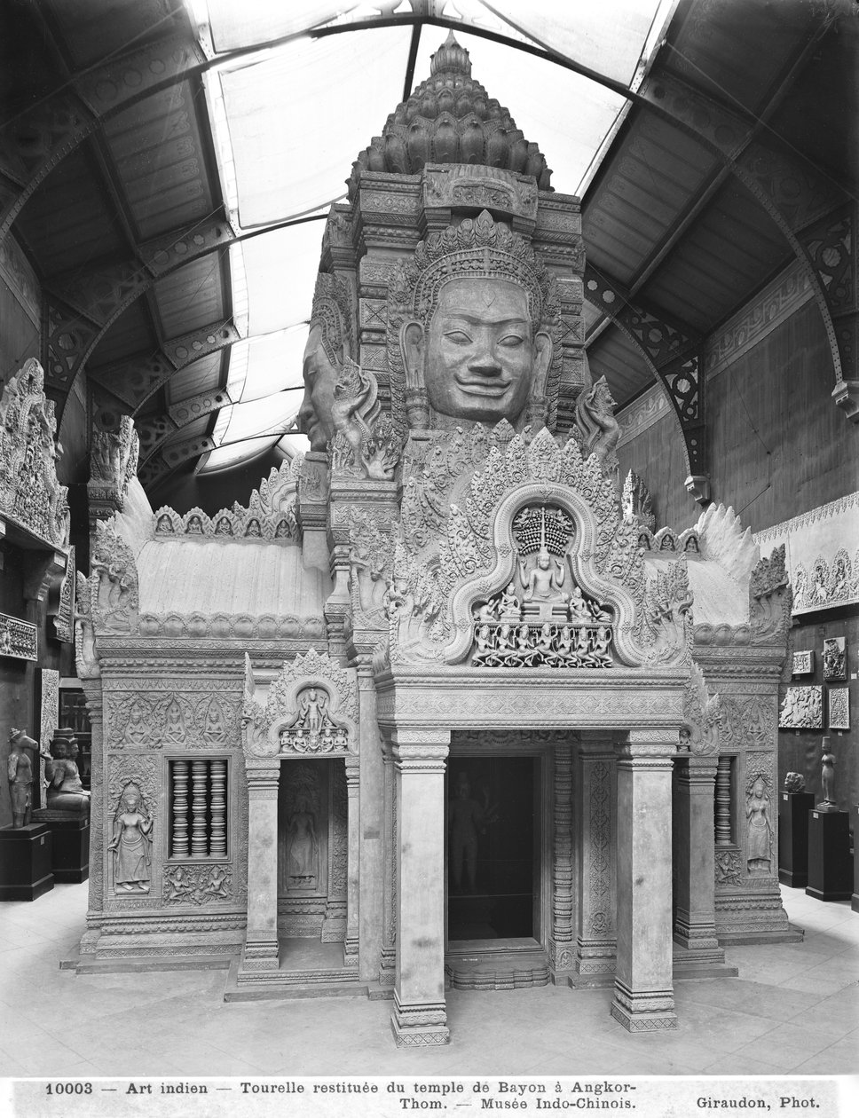 Rekonstruovaná věž, chrám Bayon v Angkor Thom, c.1912 od French Photographer