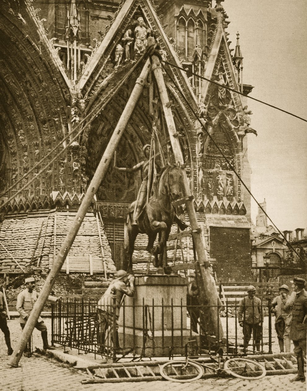 Katedrála v Remeši, zajištění bronzové sochy, 1914-19 od French Photographer