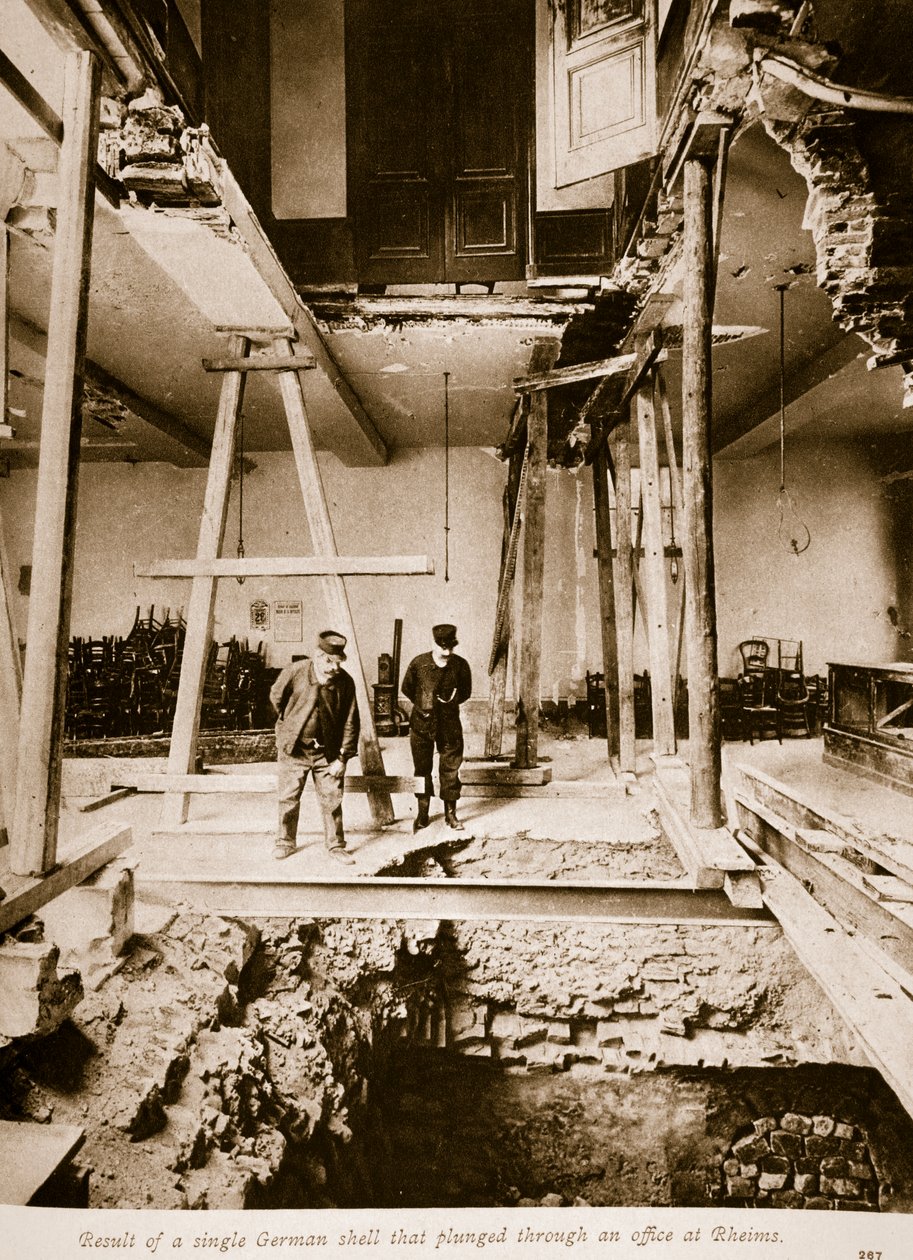 Výsledek jediné německé střely, která se propadla kanceláří v Rheims, 1914-19 od French Photographer