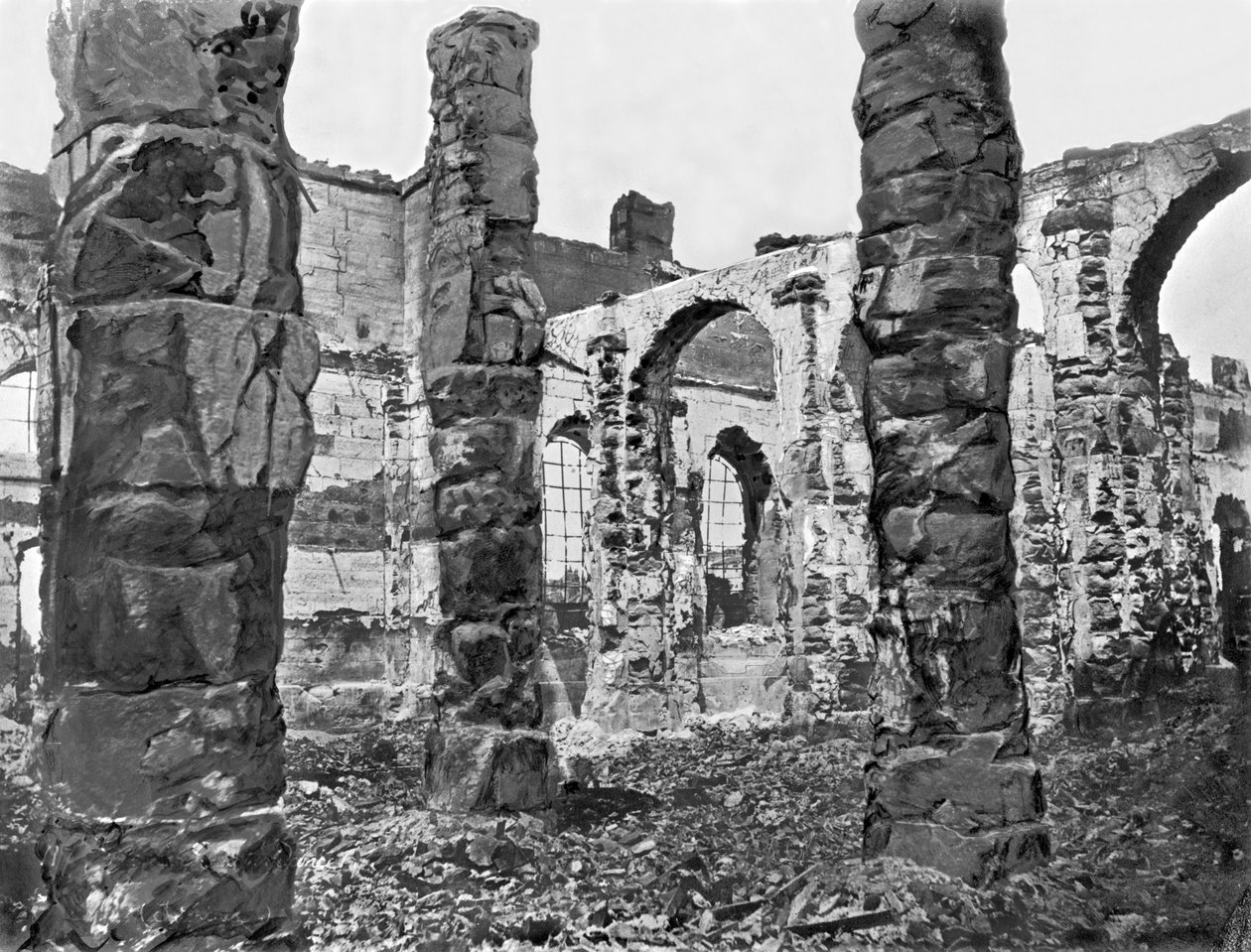 Ruiny skladu během komuny v Paříži, 1871 od French Photographer