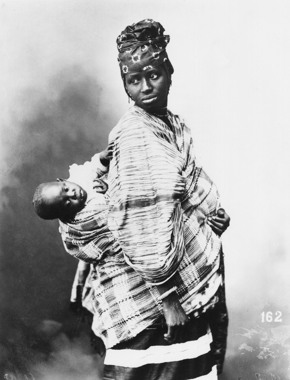 Senegalská matka a dítě, kolem roku 1900 od French Photographer