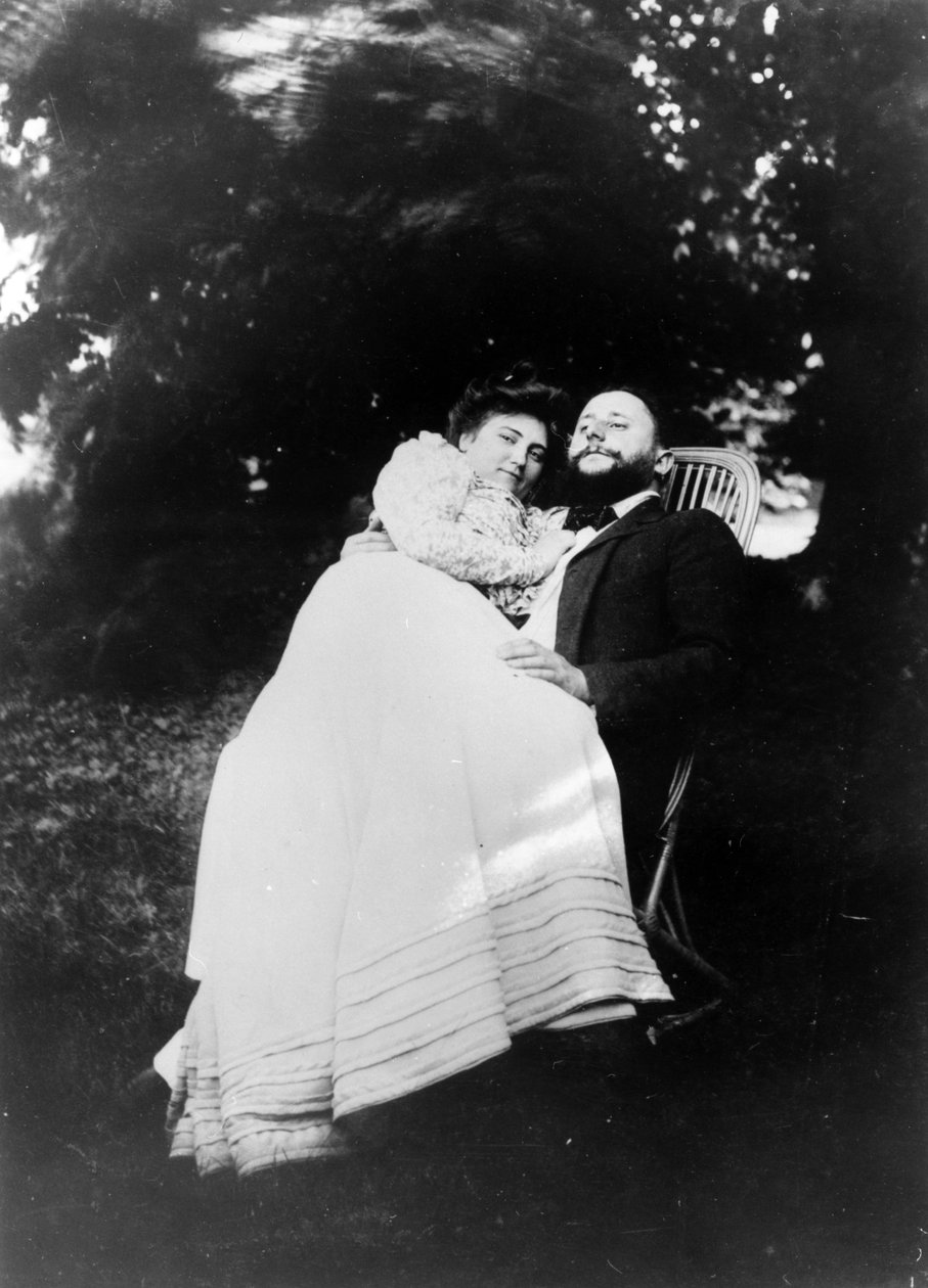 Thadée Natanson a jeho manželka Misia Godebska v zahradě jejich venkovského sídla, Le Relais, kolem roku 1899 od French Photographer