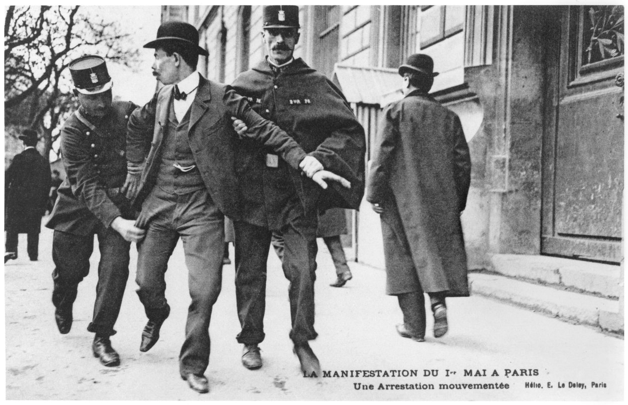Demonstrace k 1. květnu v Paříži, rušné zatýkání, pohlednice E. Le Deley (helio) od French Photographer