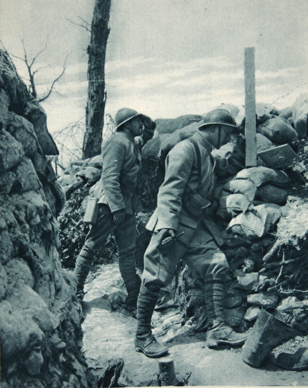Francouzská fronta: pozorování nepřátelských zákopů přes periskop před hodem, ilustrace z The Illustrated War News, leden 1917 od French Photographer