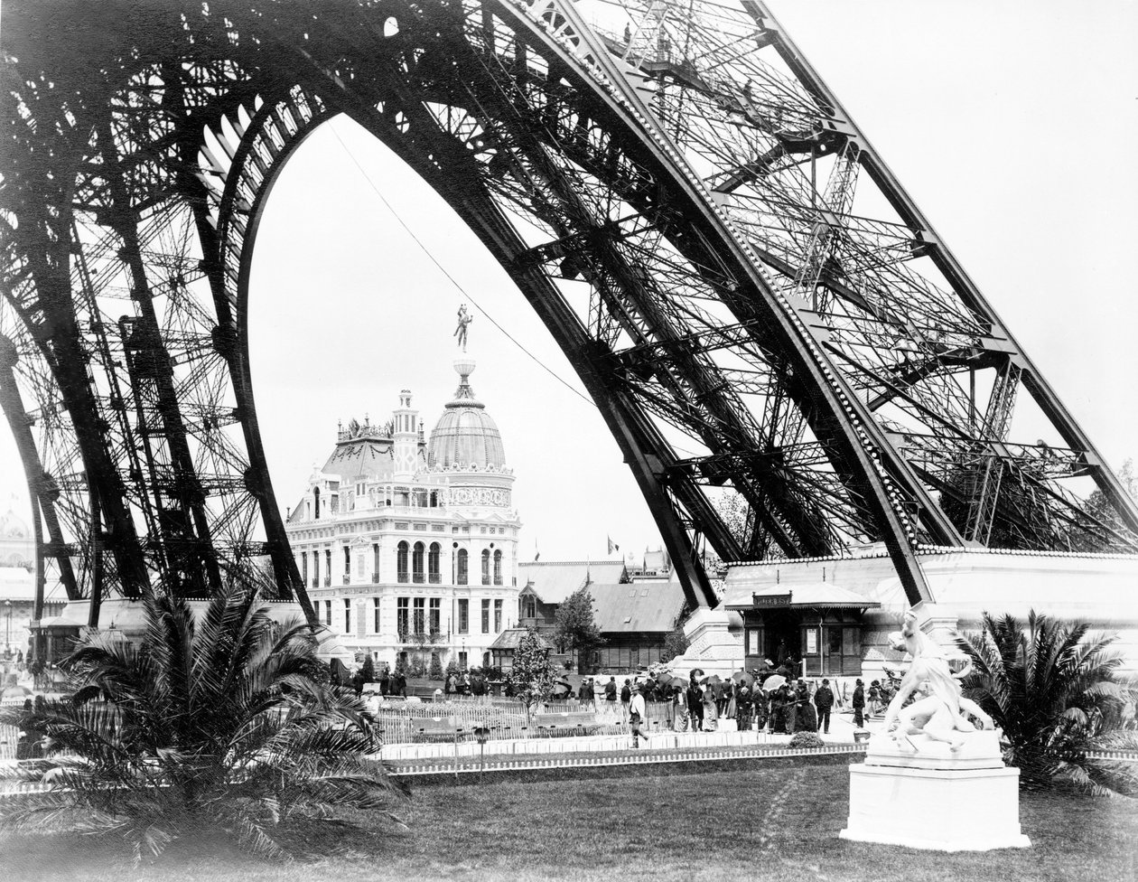 Plynový pavilon při pohledu přes podstavec Eiffelovy věže, Pařížská výstava, 1889 od French Photographer