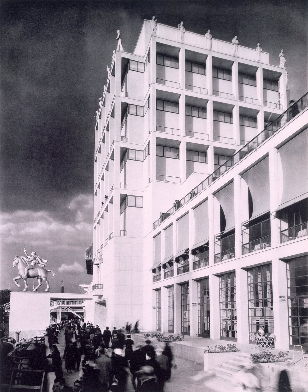 Italská budova na mezinárodní výstavě v Paříži, 1937 od French Photographer