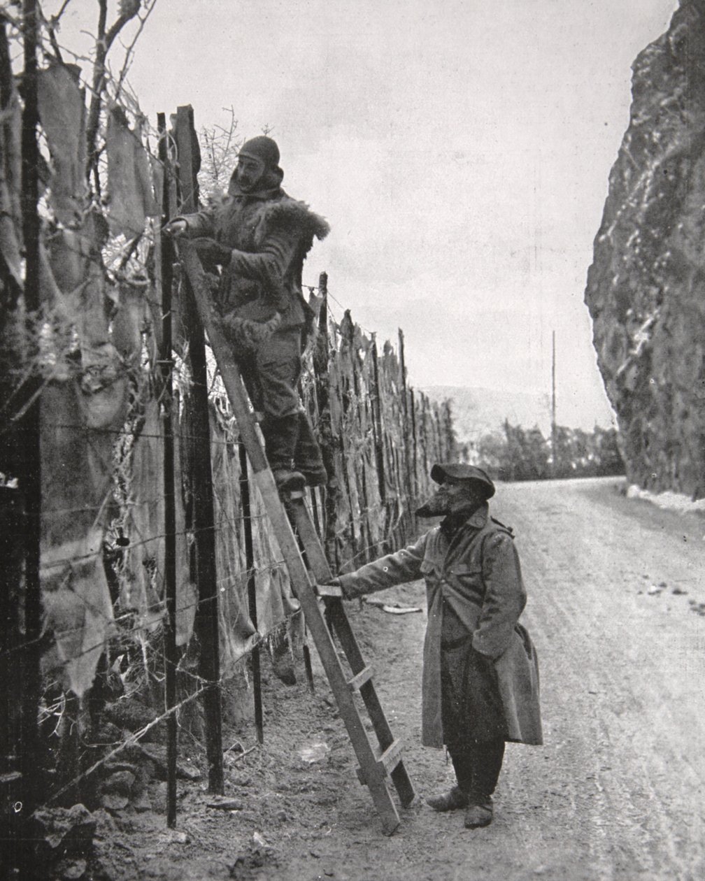 Jemné umění maskování ve Vogézách, ilustrace z The Illustrated War News, 14. března 1917 (sépiová fotografie) od French Photographer