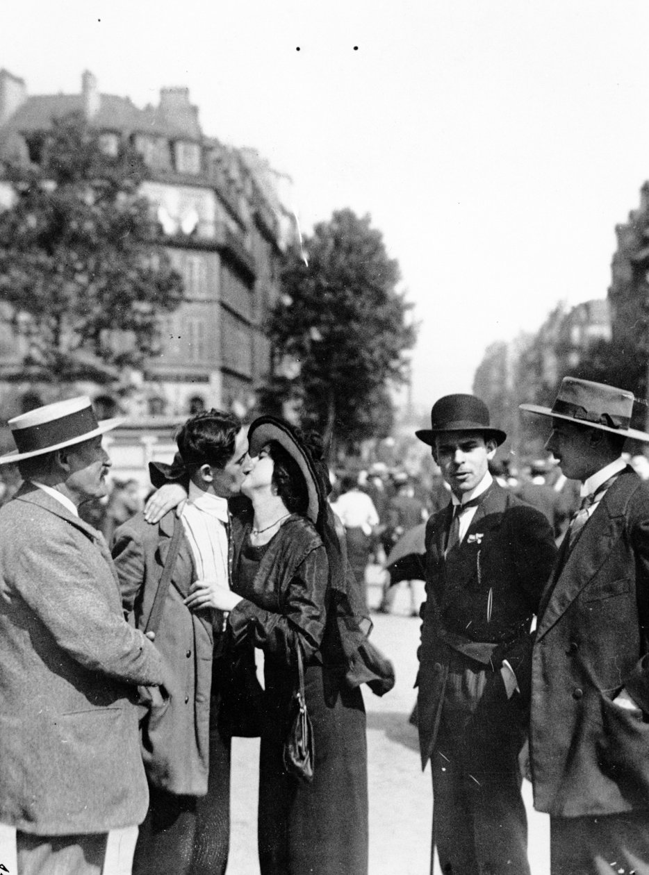Poslední polibky na Gare de Lyon v Paříži před odjezdem do války, 10.–20. srpna 1914 od French Photographer