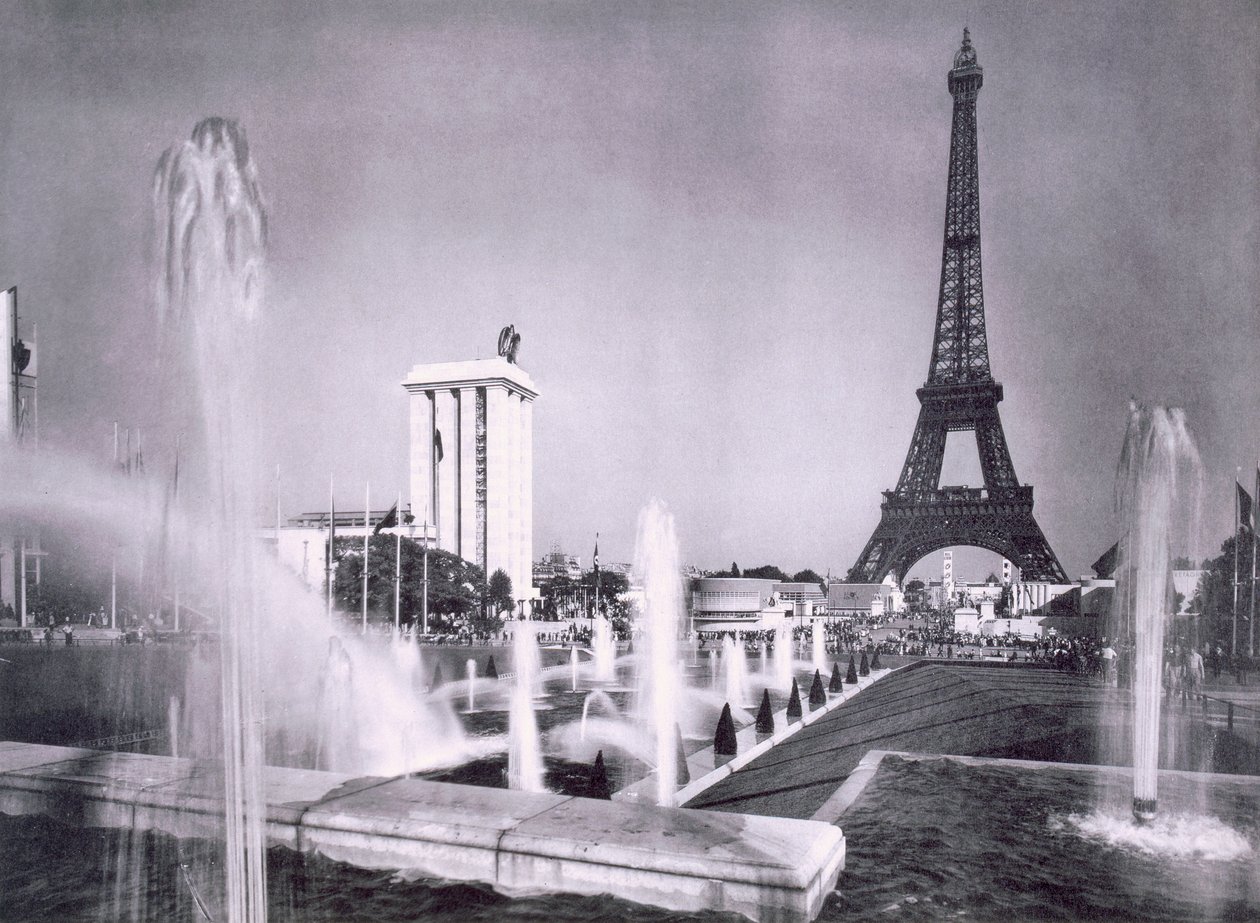Okrasná jezera před Eiffelovou věží, během pařížské mezinárodní výstavy, 1937 od French Photographer