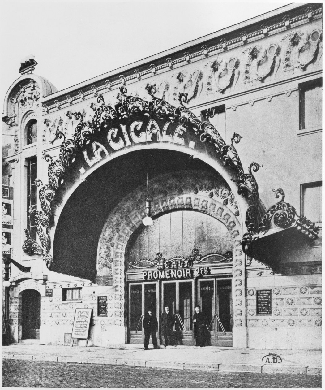 Divadlo La Cigale, 120 Boulevard Rochechouart, Paříž, kolem roku 1900 od French Photographer