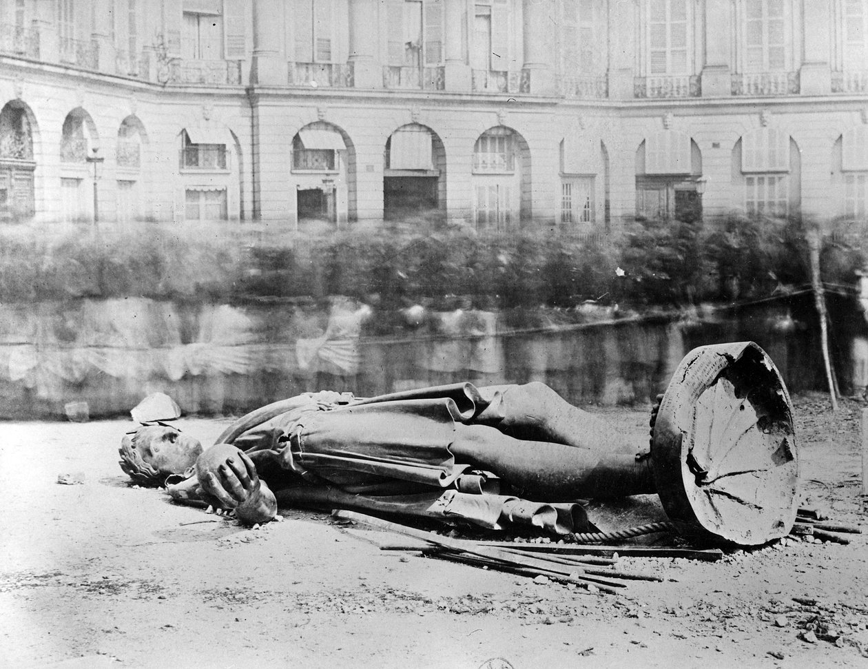 Svržená socha Napoleona na náměstí Vendôme, 1871 od French Photographer