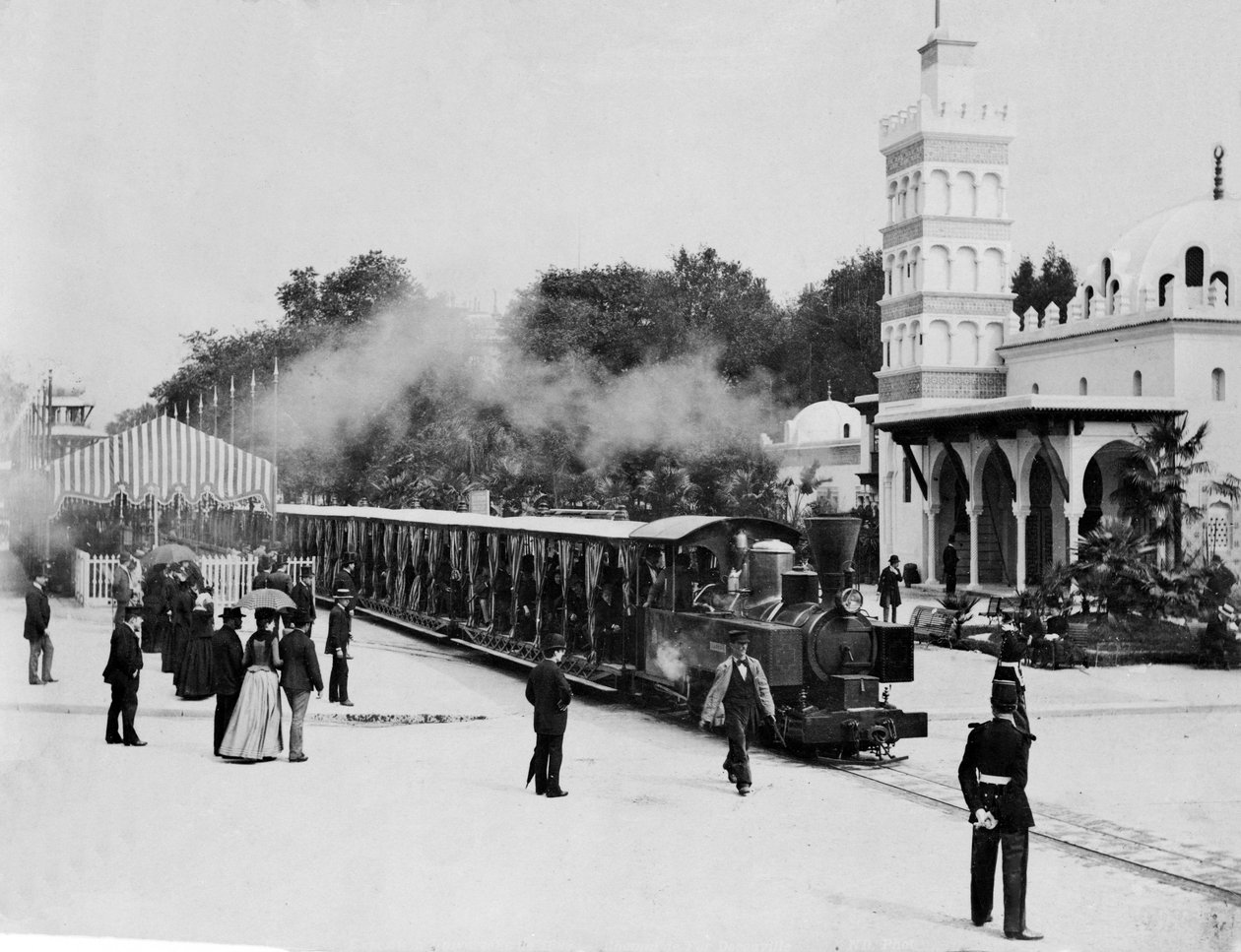 Vlak proveze návštěvníky kolem místa pařížské výstavy v roce 1889 od French Photographer