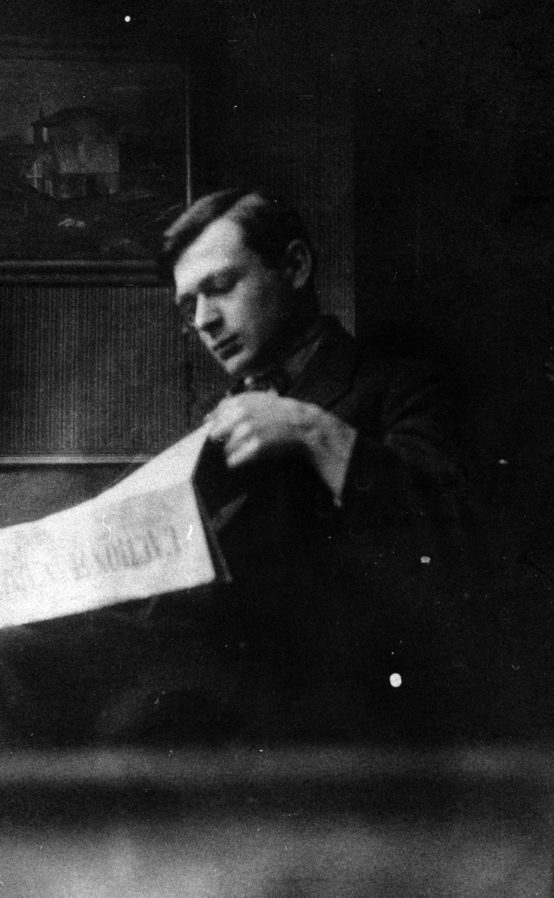 Tristan Tzara čte LAction Francaise, kolem 1920-30 od French Photographer