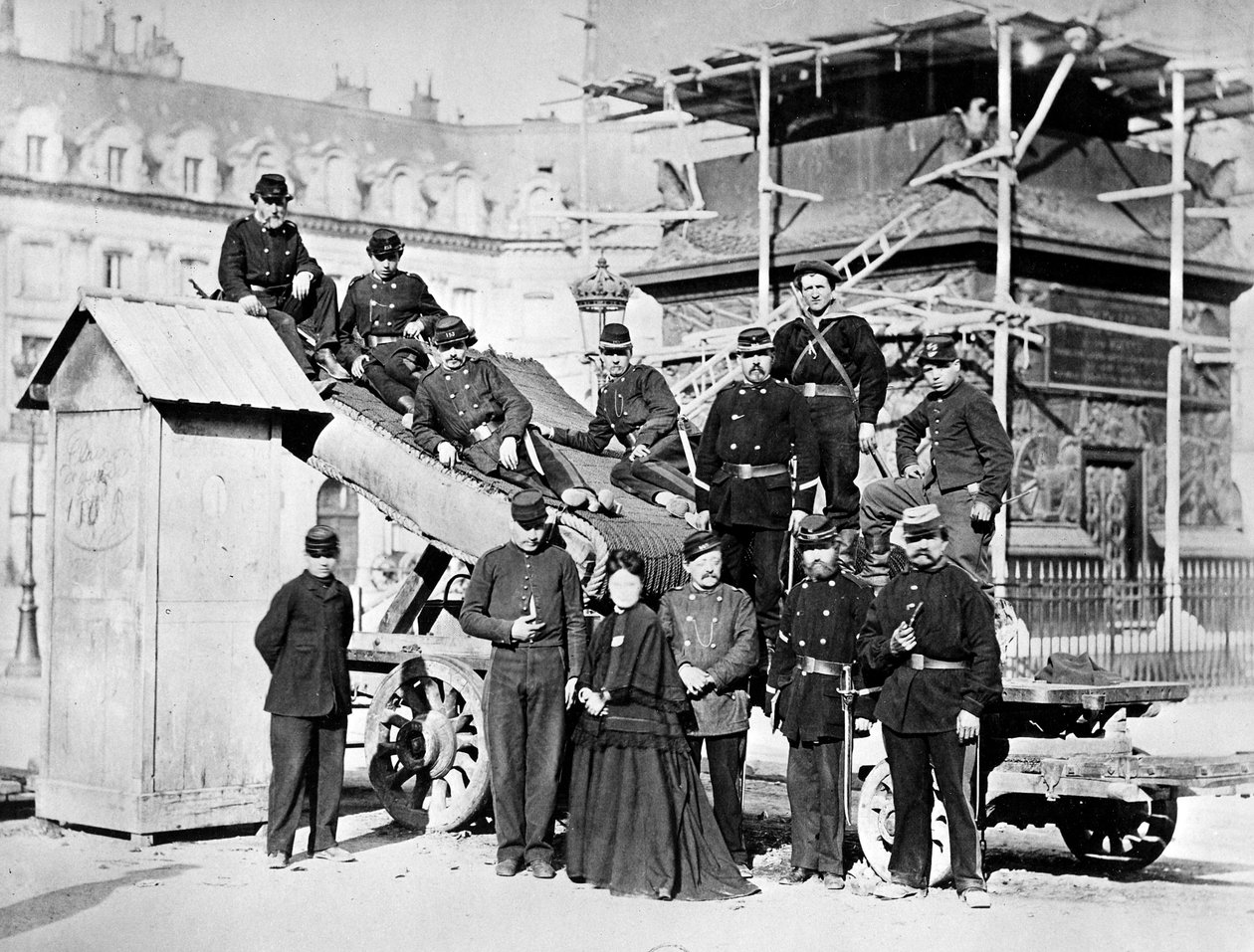 Vojska Pařížské komuny na Place Vendôme, 1871 od French Photographer