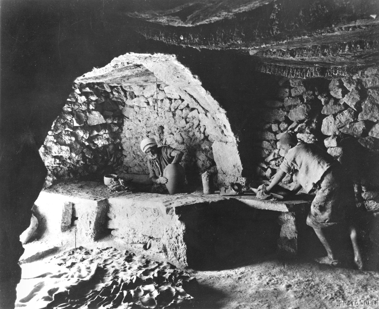 Tuniský hrnčíř, ostrov Djerba, cca 1900 od French Photographer
