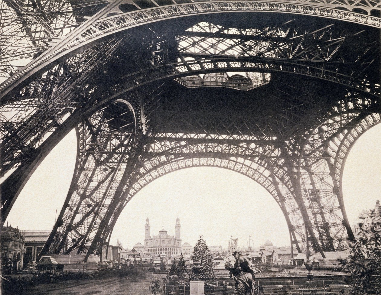 Pod Eiffelovou věží, před výstupem, z výstavy LAlbum de lExposition 1889, Glucq, Paříž 1889 od French Photographer