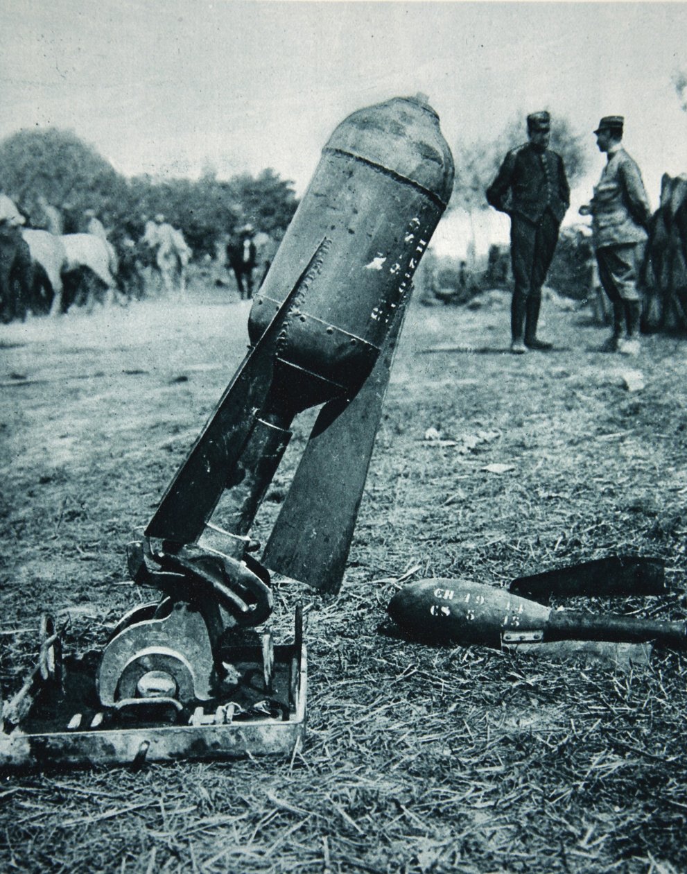 Používá se alternativně s bombami: letecké torpédo v zákopovém minometu, ilustrace z The Illustrated War News, leden 1917 od French Photographer