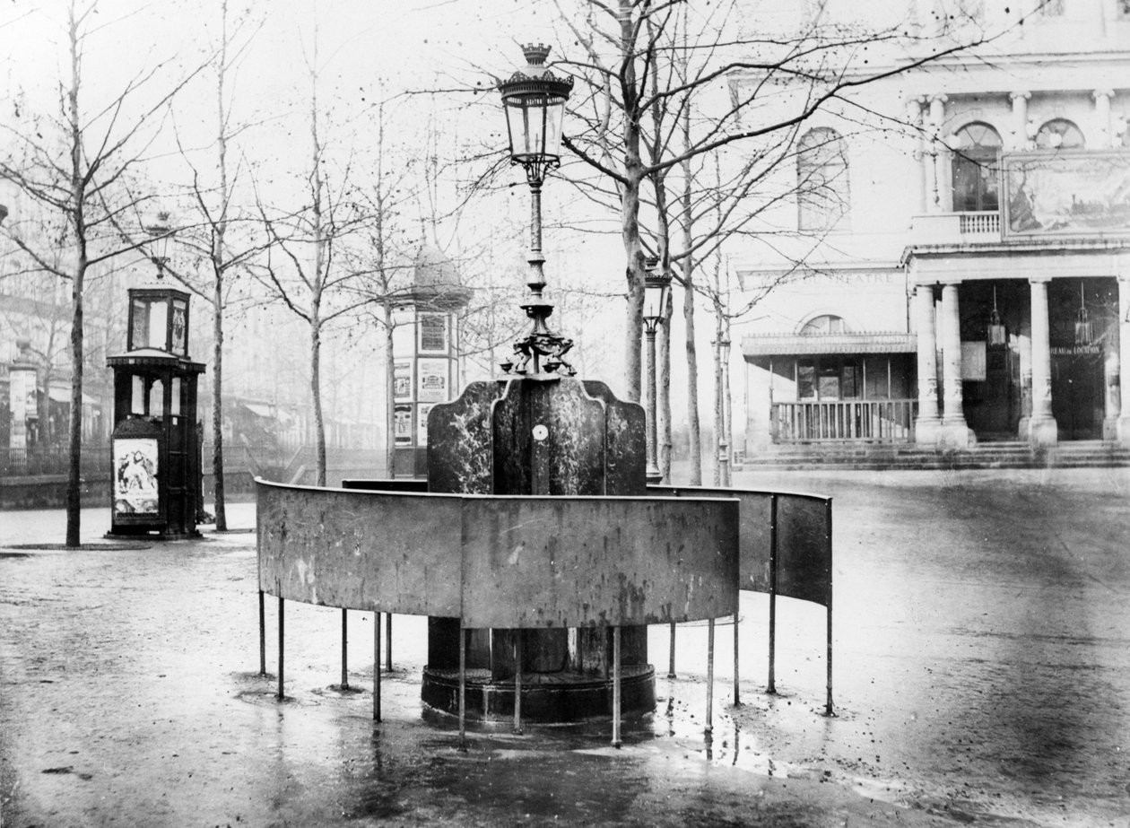 Vespasienne (veřejný pisoár) na Grands Boulevards, Paříž, cca 1900 od French Photographer