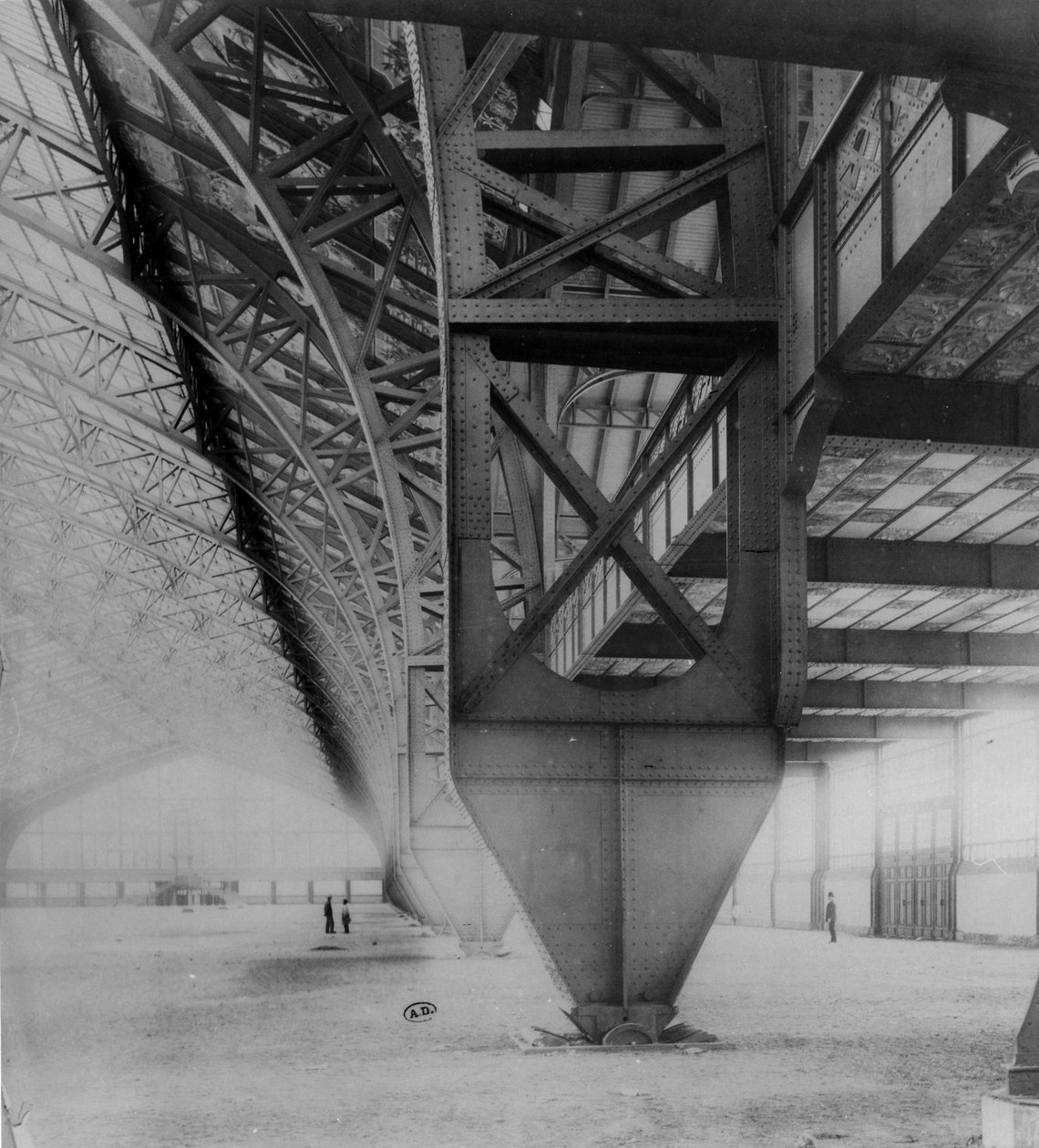 Pohled do interiéru Palais des Machines, postaveného pro výstavu Universelle v roce 1889 od French Photographer