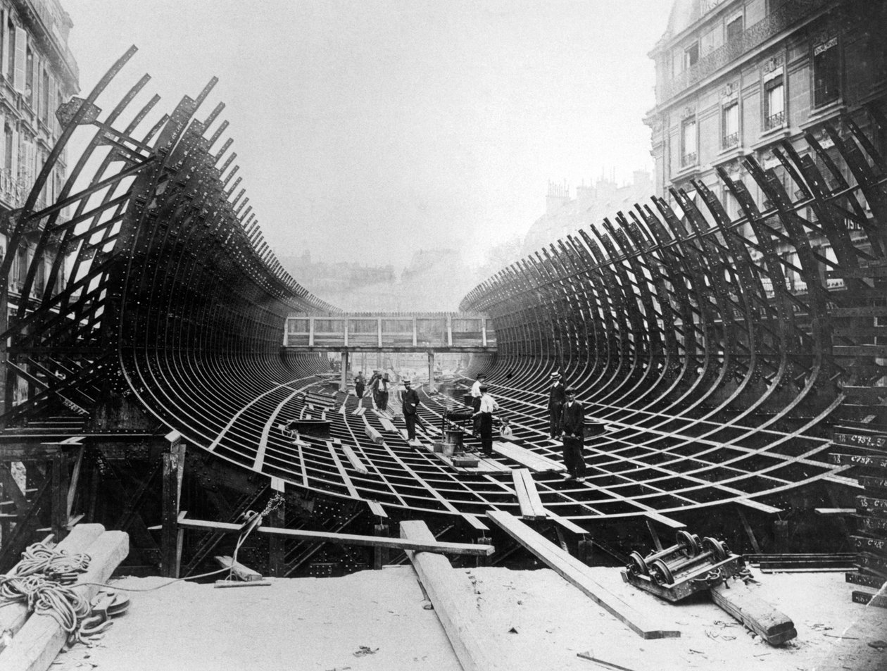 Práce na pařížském metru na náměstí Saint-Michel ukazující stavbu kesonu před jeho umístěním do řeky Seiny, cca 1906. od French Photographer