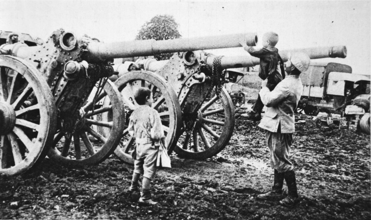 Mladá Francie: zvědavost pro chlapce, z The Illustrated War News, 9. srpna 1916 od French Photographer