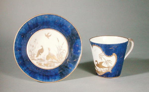 Šálek s podšálkem zdobený ptáčky na modrém pozadí, dílna Vincennes (porcelán) od French School