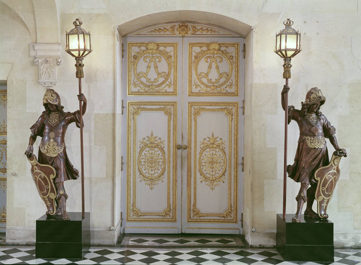 Dveře do vestibulu naproti schodišti od French School