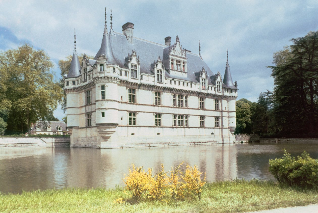 Vnější pohled na zámek dAzay-le-Rideau, postavený pro Gillese Berthelota, 1518-27 od French School