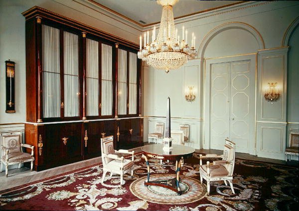 Interiér knihovny v bytě prince Eugena de Beauharnais (1781-1824) od French School