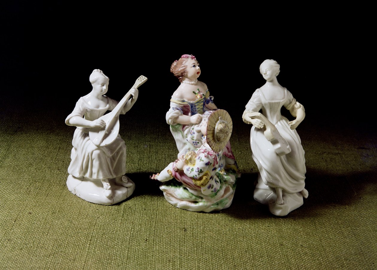 Porcelánová skupina zpěváka, lutisty a kytaristy Mennecy (porcelán) od French School