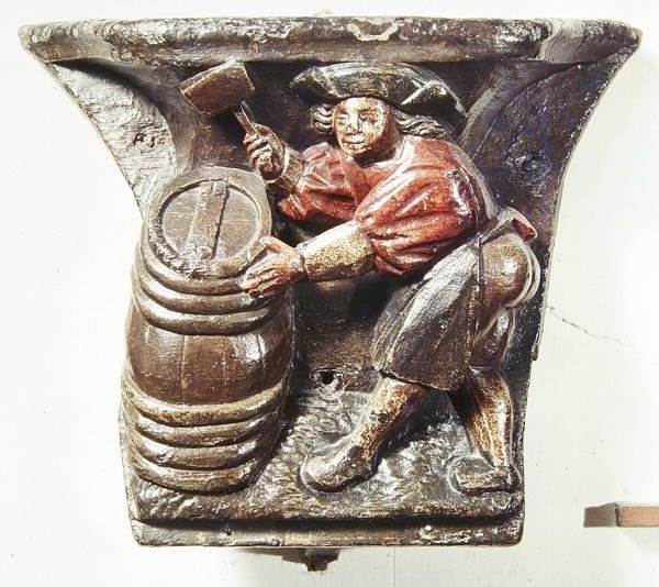 Misericord z chóru zobrazujícího muže, jak buší sud, z kostela Saint-Etienne des Tonneliers, Rouen (polychromované dřevo) od French School