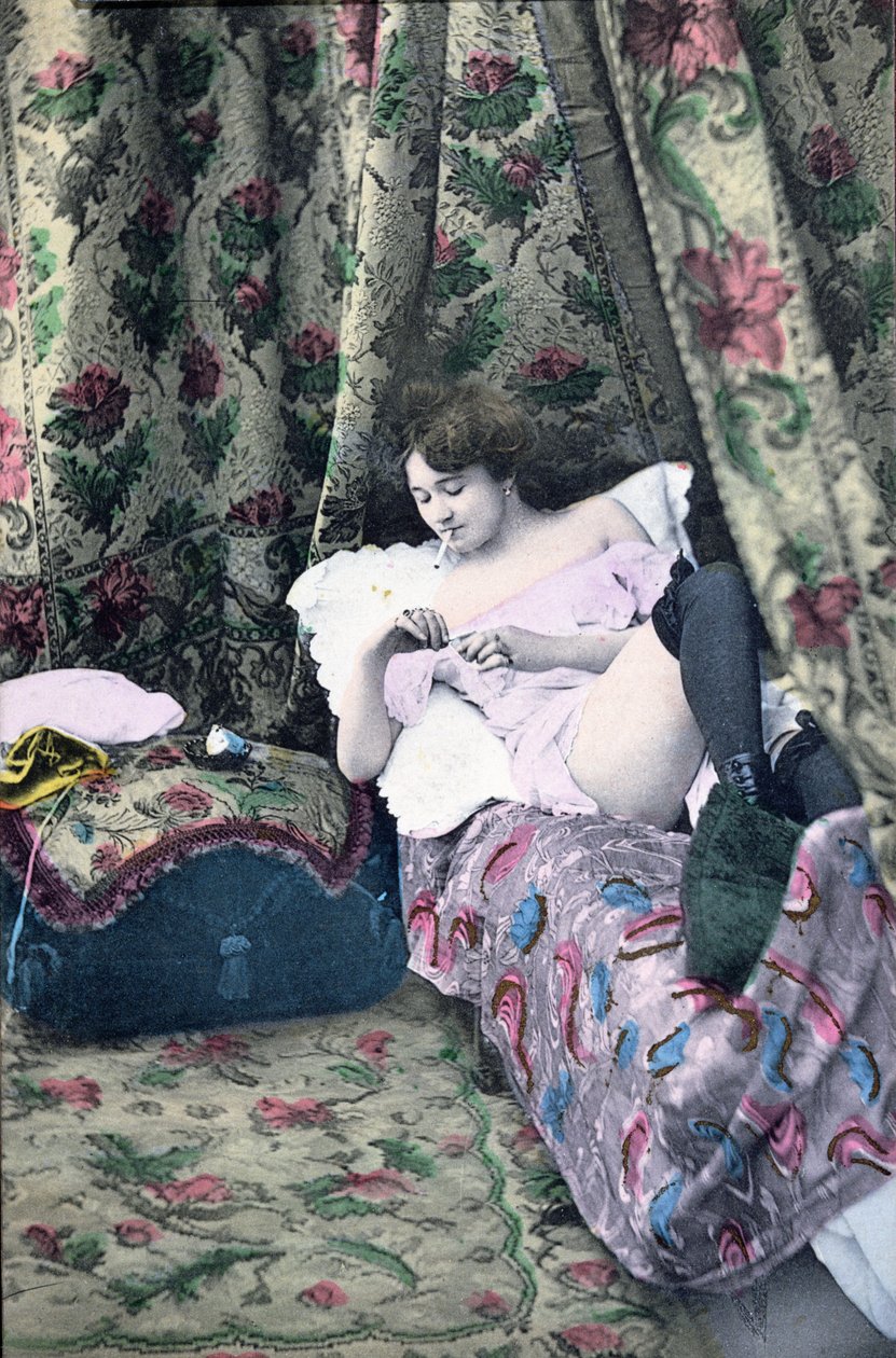 Pohlednice zobrazující dívku v nevěstinci před rokem 1914 od French School