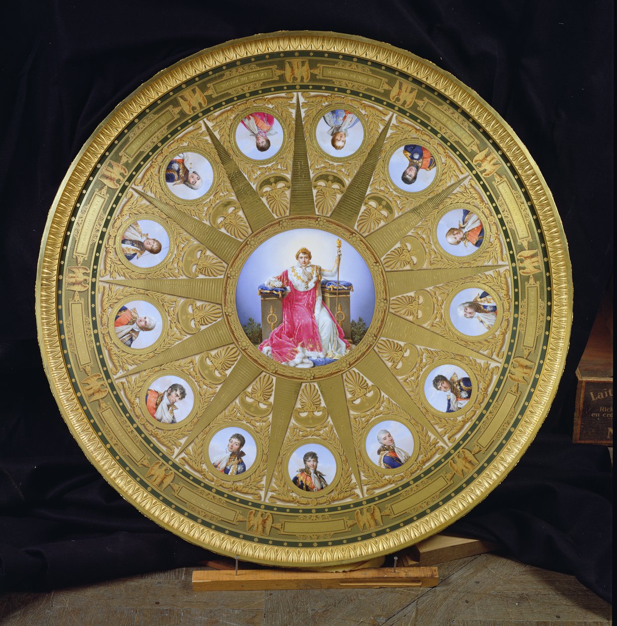 Slavkovský stůl, vykládaný Sevresovými deskami připomínajícími Napoleonovo vítězství u Slavkova, 1808-10 (zlato a porcelán) (viz také 232838) od French School