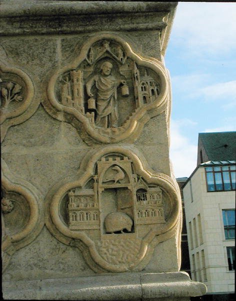 Dva čtyřlístky na středovém levém opěráku západní fronty, kolem 1220 od French School