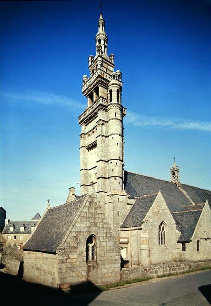 Pohled na zvonici kostela Notre-Dame de Kroaz-Baz, postaveného kolem roku 1550 od French School