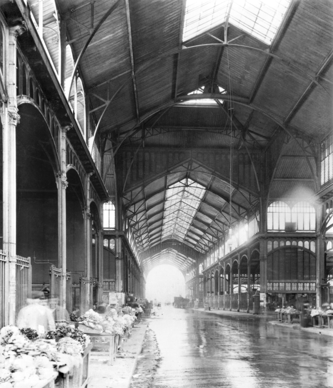 Krytá ulička centrálního trhu Les Halles, Paříž, kolem roku 1900 od French Photographer