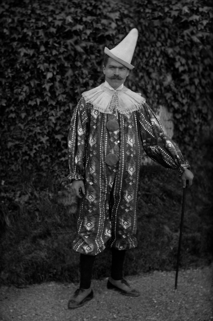 Muž pózující v kostýmu klauna v opatství Septfontaines poblíž Bourmont en Haute Marne. Fotografie konce 19. století. Kolekce Ducos. od French Photographer