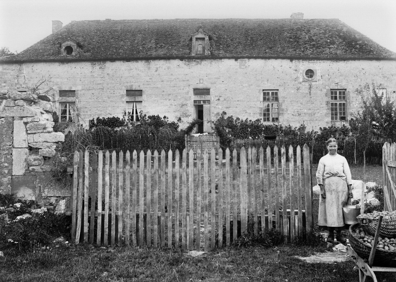 Rolnice před svou farmou v blízkosti Bourmont v Haute Marne. Fotografie konce 19. století. Kolekce Ducos. od French Photographer