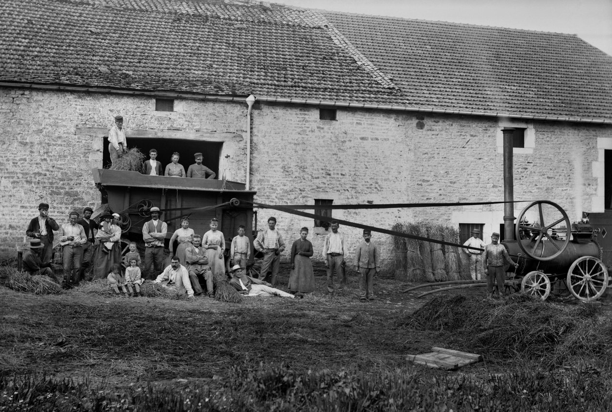 Zemědělští dělníci a tisk svázali boty na seno na farmě poblíž Bourmont v Haute-Marne (Haute Marne), kolem roku 1890. Fotografie. Kolekce Ducos. od French Photographer