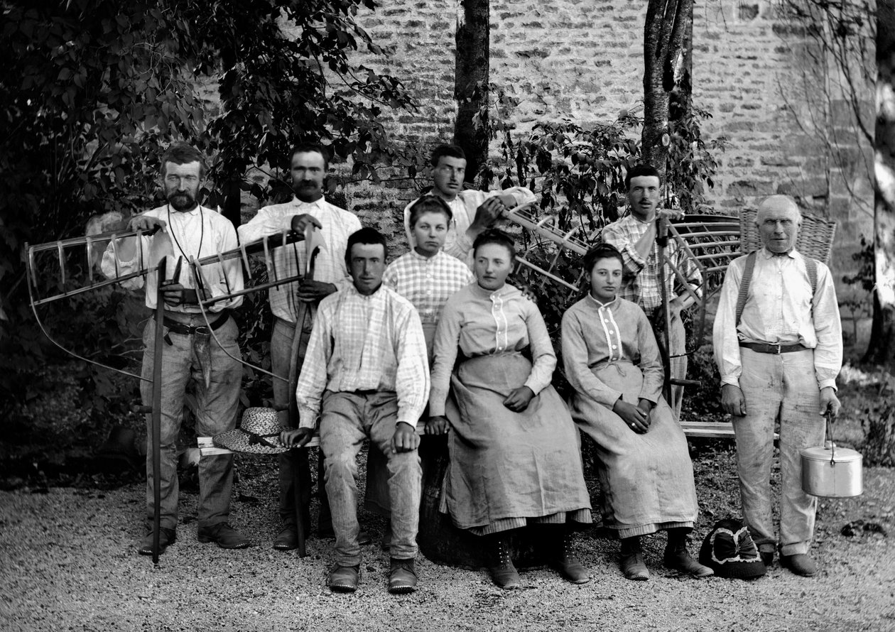 Zemědělští dělníci a jejich nástroje, falešný, Rateau-ertrier (hrabáč), koš na copánky a příjemce do sbírky, na farmě poblíž Bourmont v Haute-Marne (Haute Marne), kolem roku 1890. Fotografie. Kolekce Ducos. od French Photographer