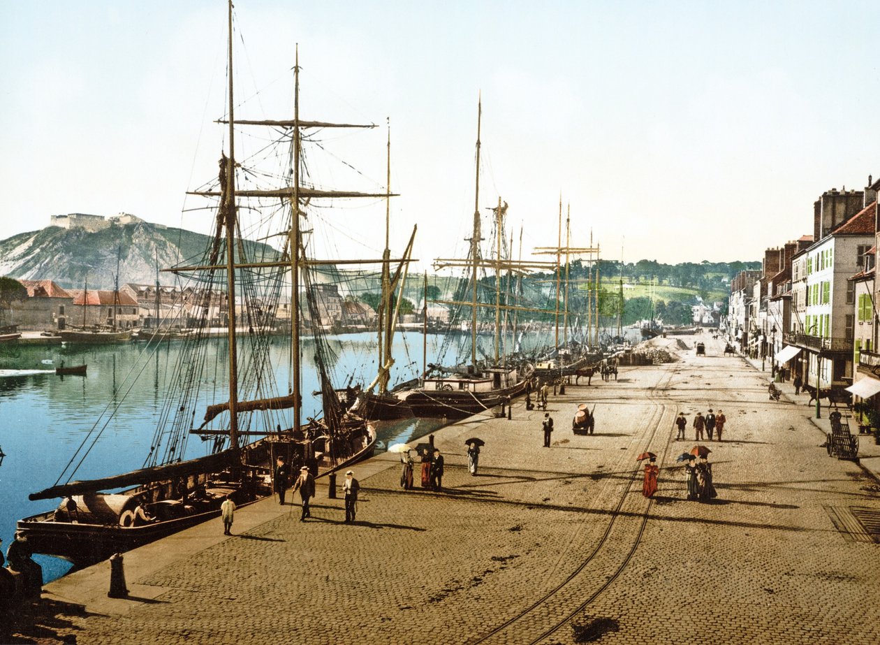 Lodě zakotvily v Cherbourgu se starou pevností v pozadí, 1890-1900 od French Photographer