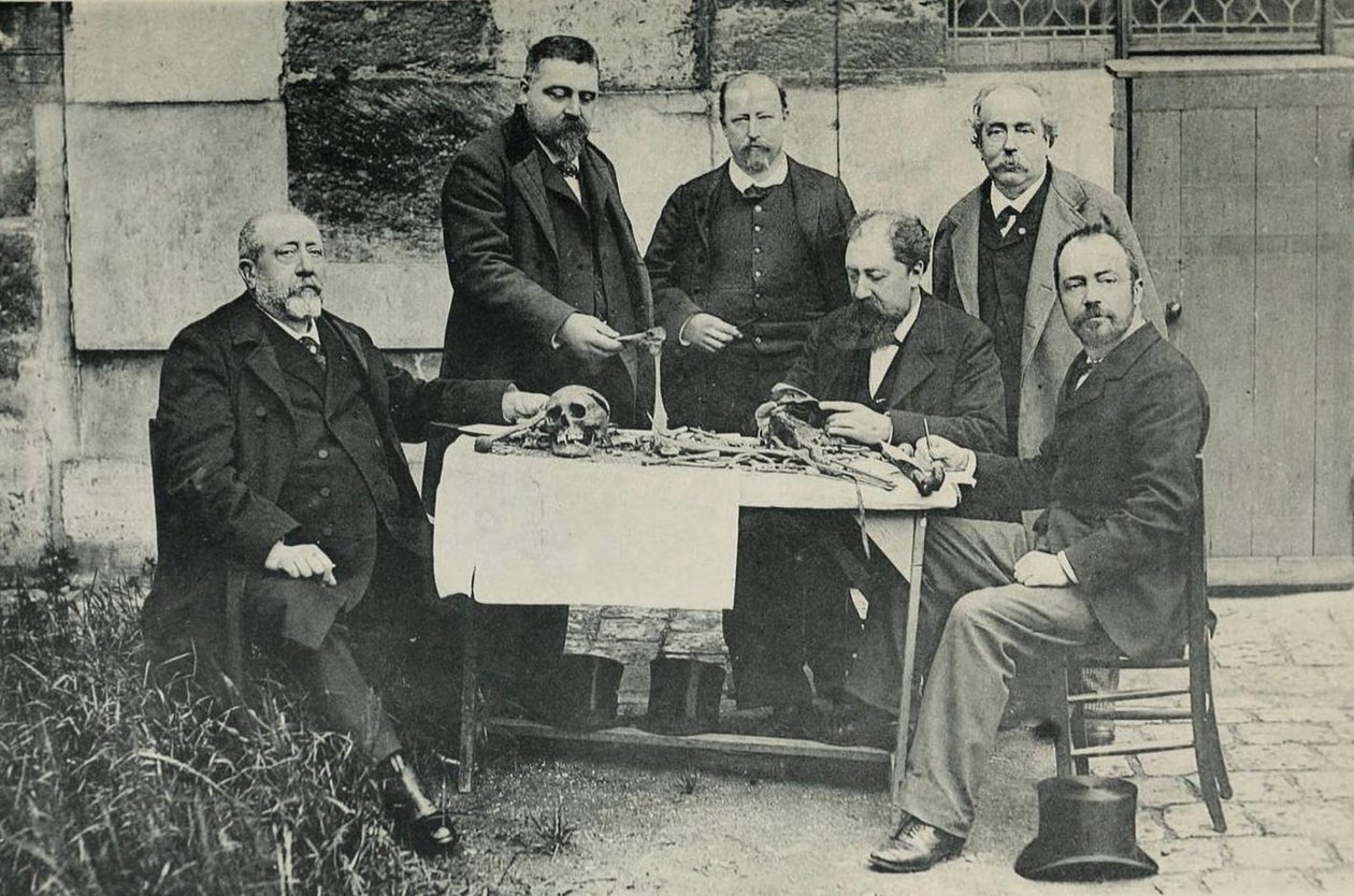 Kosti mladého muže, exhumované v roce 1846, neprávem připisované Ludvíku XVII, zleva doprava, Magitot, de Backer, Quetin, Bilhaut, Talrich, Manouvrier od French Photographer