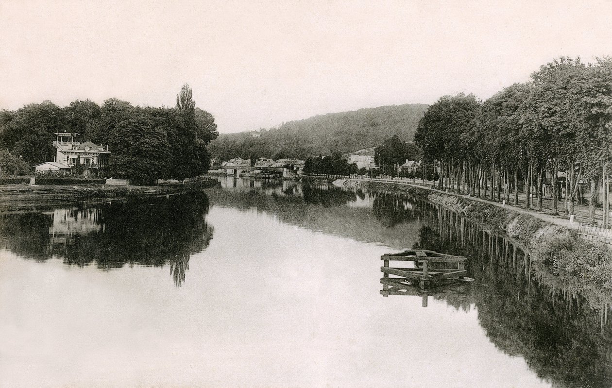 Bougival (Yvelines - 78 - Ile de France): břehy Seiny při pohledu z lávky, na začátku 20. století (č/b foto) od French Photographer